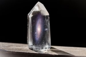 Гравітаційний ефект Великого Вибуху у лабораторному кристалі