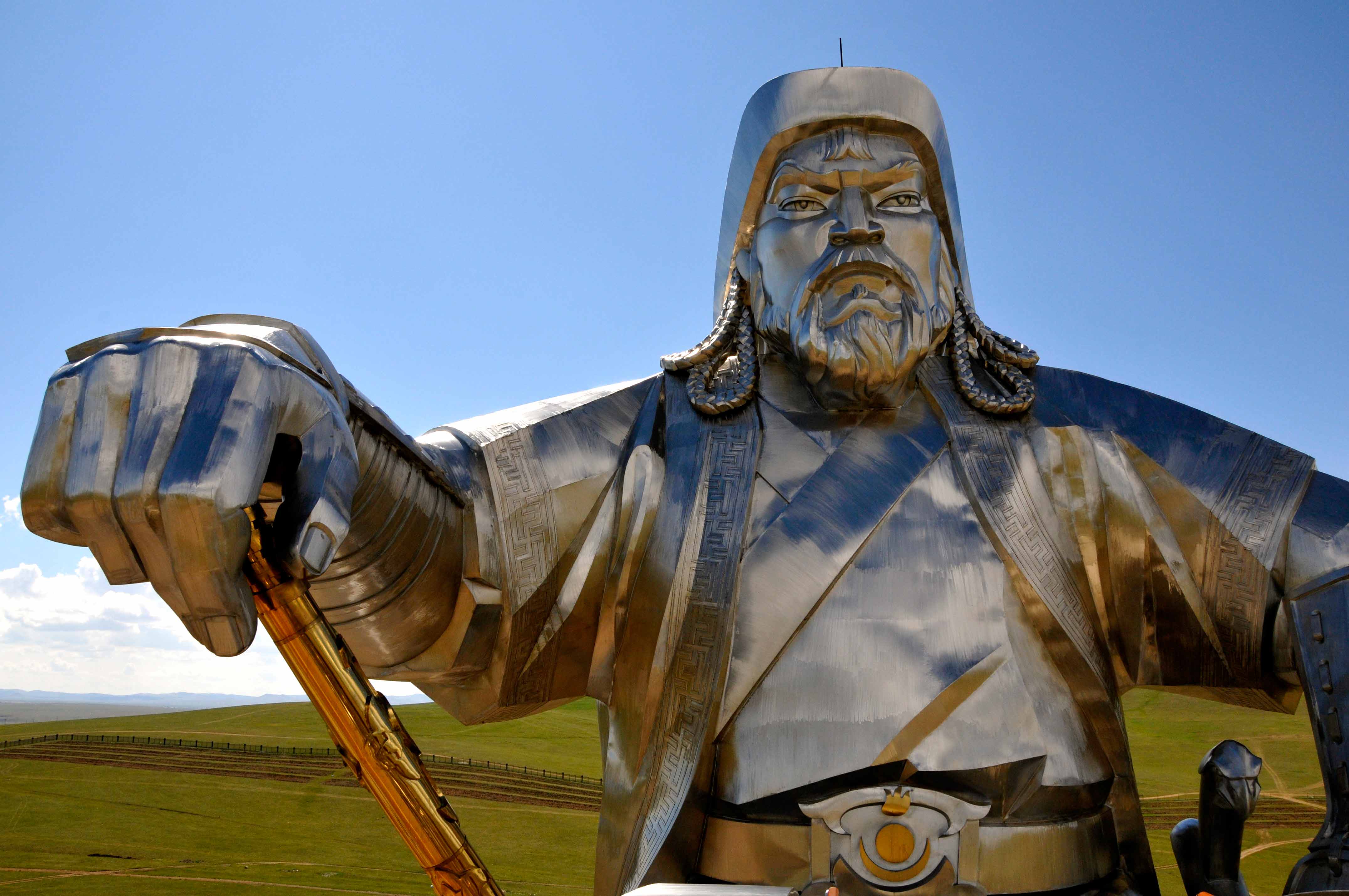 Хана основал. Монголия Чингис Хан. Чингис Хан статуя. Статуя Чингисхана в Цонжин-Болдоге. Хан Батый памятник в Монголии.